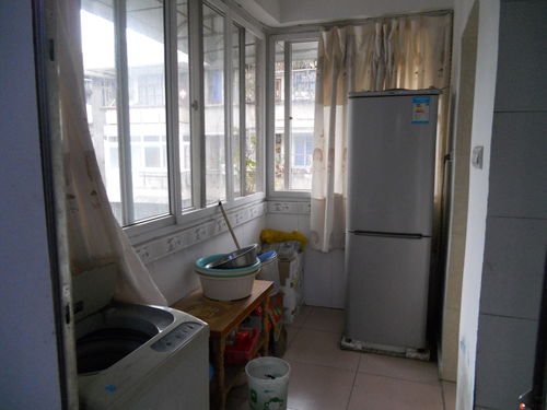 桂林市中心民主路自立小區(qū)一房一廳出租，家電家具齊全，月租750元